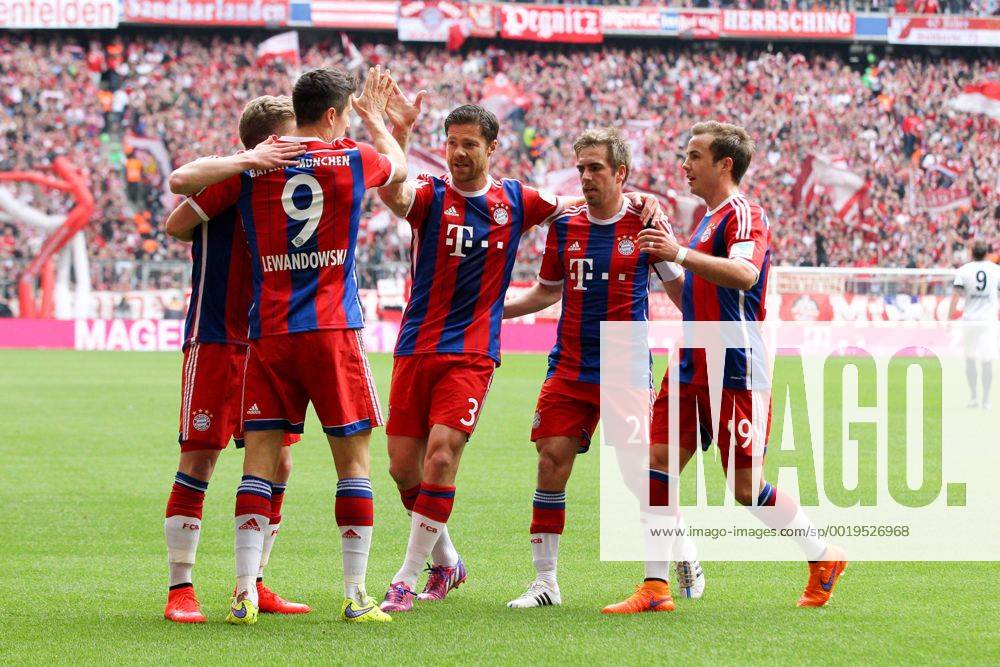 Die Mannschaft freut sich ueber das Tor von Robert Lewandowski 9 (FC Bayern Muenchen) , FC Bayern Muenchen vs. Eintracht Frankfurt, Fussball, 1.Bundesliga, 11.04.2015 EP_ckt