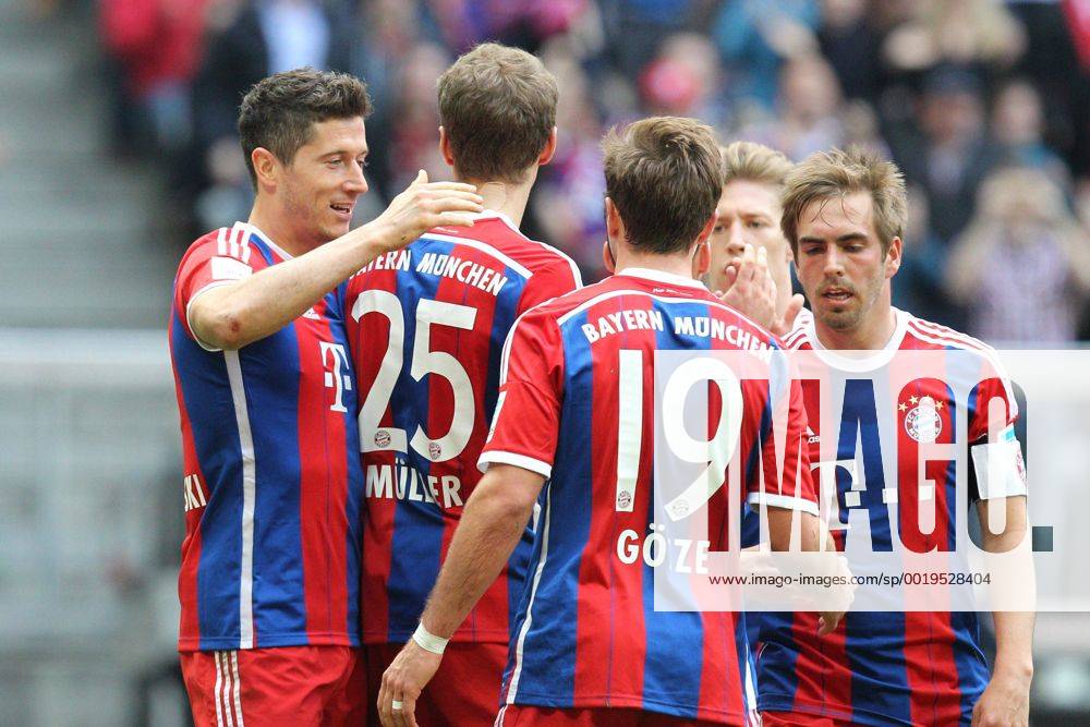 Die Mannschaft freut sich ueber das Tor von Robert Lewandowski 9 (FC Bayern Muenchen) , FC Bayern Muenchen vs. Eintracht Frankfurt, Fussball, 1.Bundesliga, 11.04.2015 EP_ckt