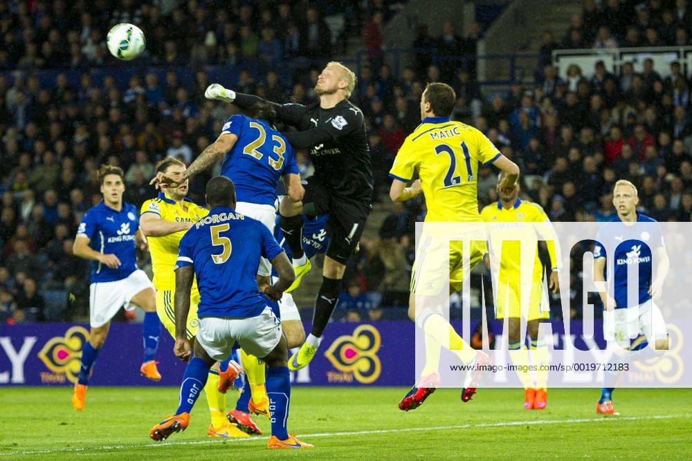 Leicester, England. Barclays Premier League. Leicester City versus Chelsea. Kasper Schmeichel (Leicester City) punches a cross clear. xGrahamxWilsonx ActionPlus11616590