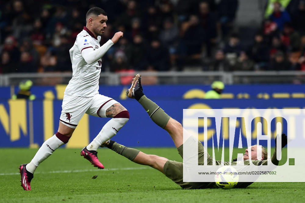 Foto IPP Paolo Bona Milano 10 02 2023 Campionato Serie A di Calcio stagione 2022 2023 Milan-Torino Nella foto Simon Kjaer a terra e Antonio Sanabria Italy Photo Press Worldwide Copyright