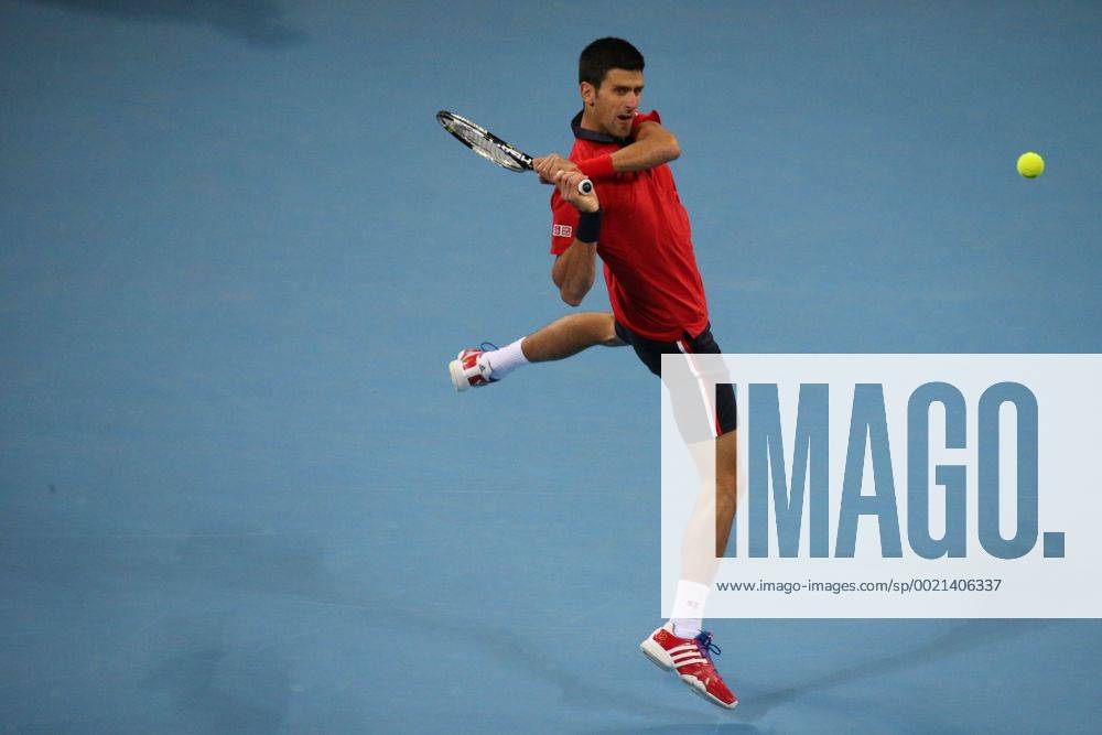 (151009) -- BEIJING, Oct. 9, 2015 -- Novak Djokovic of Serbia hits a return to John Isner of the United States during their men s singles quarterfinal at the China Open tennis tournament in Beijing, China, Oct. 9, 2015. Djokovic won 2-0. ) (SP)CHINA-BEIJING-TENNIS-CHINA OPEN-MEN S SINGLES-QUARTERFINAL-DJOKOVIC VS ISNER XingxGuangli