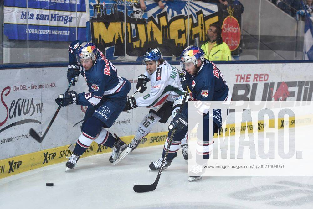 Maximilian Kastner(EHC Red Bull Muenchen), Jon Matsumoto (Augsburger Panther) , Florian Kettemer (EHC Red Bull Muenchen), v.li. Aktion, EHC Red Bull Muenchen vs Augsburger Panther, 09.10.15