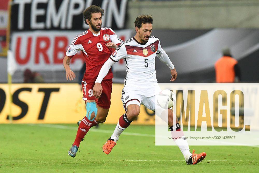 Fußball Länderspiel Deutschland - Georgien am 11.10.2015 in der Red Bull Arena in Leipzig Nikoloz Gelashvilli ( Georgien ), links - Mats Hummels ( Deutschland ), rechts xRx