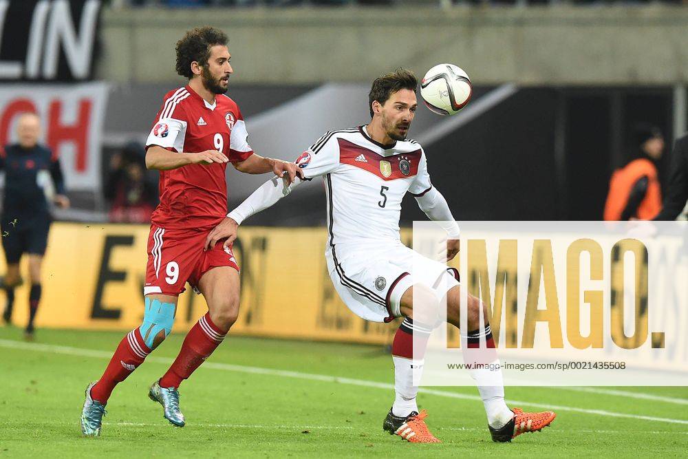 Fußball Länderspiel Deutschland - Georgien am 11.10.2015 in der Red Bull Arena in Leipzig Nikoloz Gelashvilli ( Georgien ), links - Mats Hummels ( Deutschland ), rechts xRx