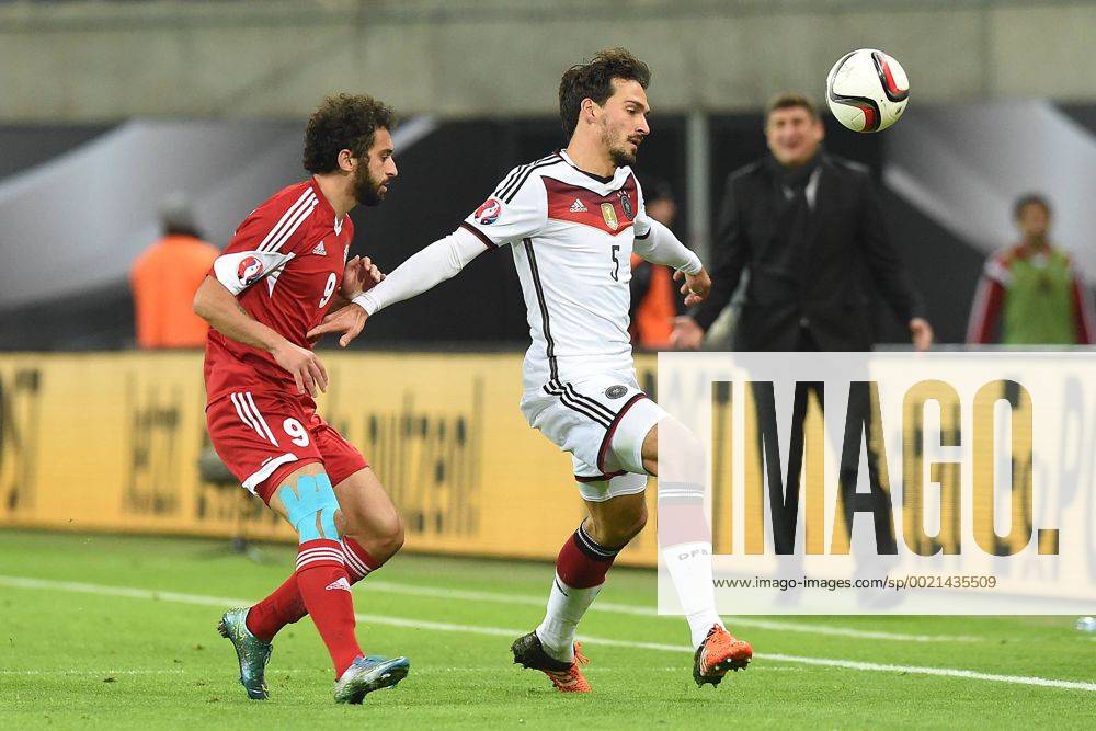 Fußball Länderspiel Deutschland - Georgien am 11.10.2015 in der Red Bull Arena in Leipzig Nikoloz Gelashvilli ( Georgien ), links - Mats Hummels ( Deutschland ), rechts xRx