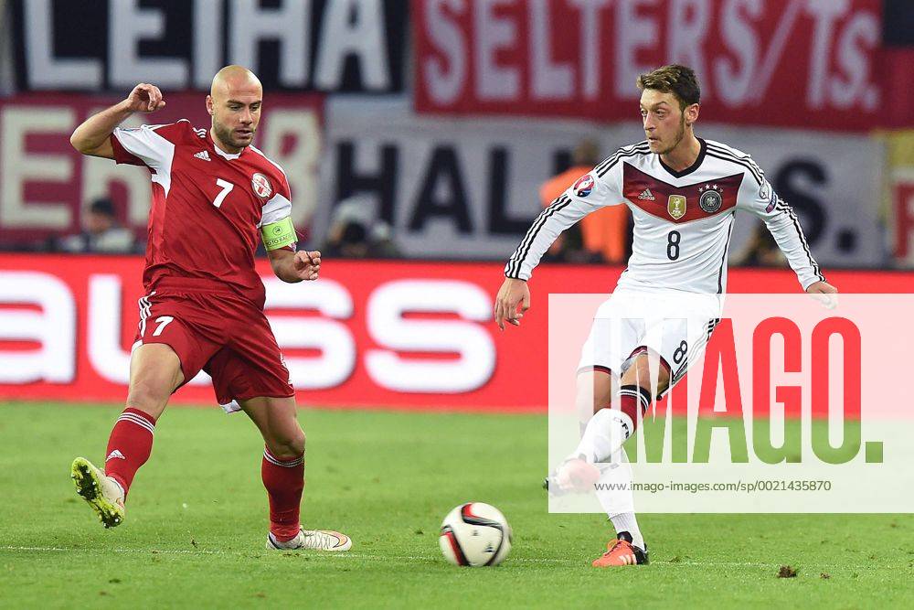 Fußball Länderspiel Deutschland - Georgien am 11.10.2015 in der Red Bull Arena in Leipzig Juba Kankava ( Georgien ), links - Mesut Özil ( Deutschland ), rechts xRx