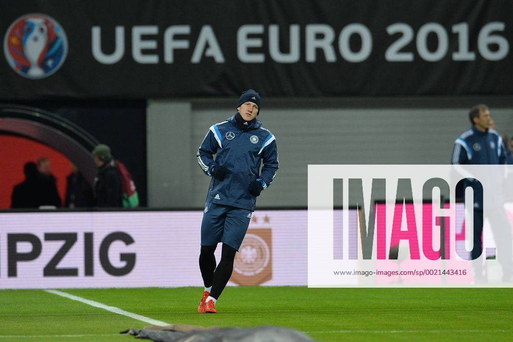 Fußball EM-Qualifikation Deutschland - Georgien am 11.10.2015 in der Red Bull Arena in Leipzig Bastian Schweinsteiger ( Deutschland ) beim warm machen