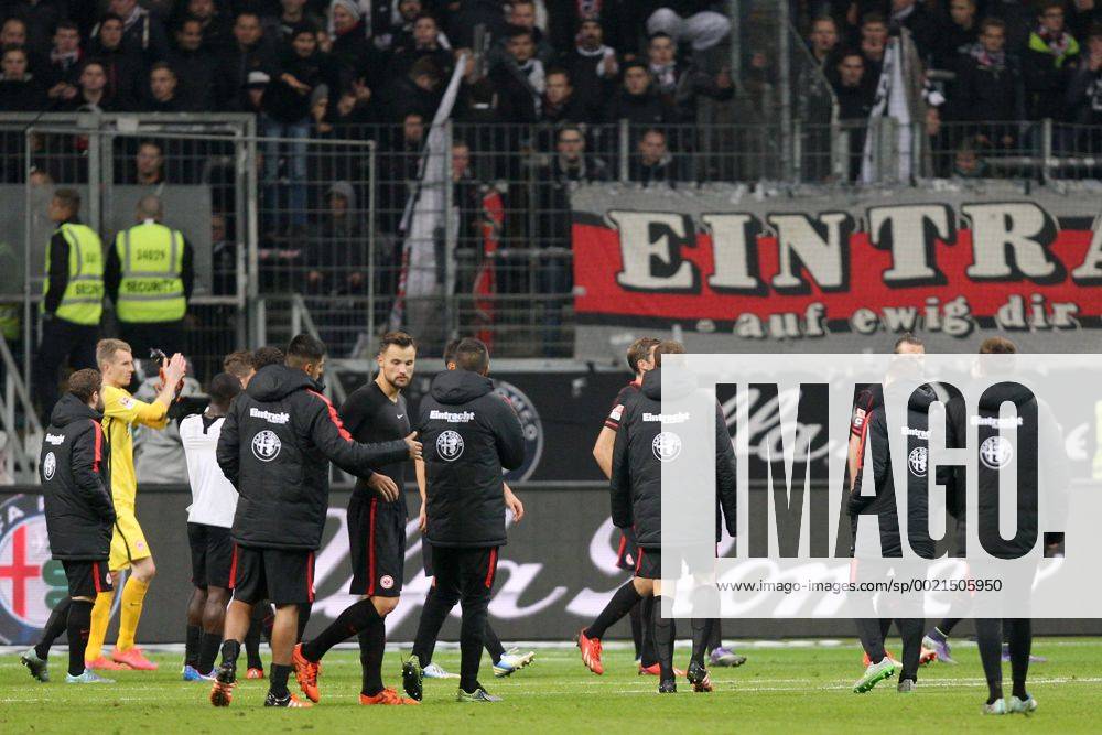 Die Spieler von Eintracht Frankfurt gehen nach Spielende enttaeuscht zu ihren Fans Fussball 1. Bundesliga, 9. Spieltag, Eintracht Frankfurt (F) - Borussia Moenchengladbach (MG) 1:5 , am 17.10.2015 in Frankfurt Deutschland.