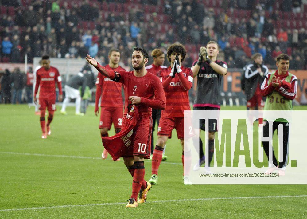 Fussball 1.Bundesliga 2015 2016, 24.Spieltag, FC Augsburg - Bayer Leverkusen, in der WWK-Arena Augsburg, Nach Spielschluss Hakan Calhanoglu (Leverkusen) bei den Fans.