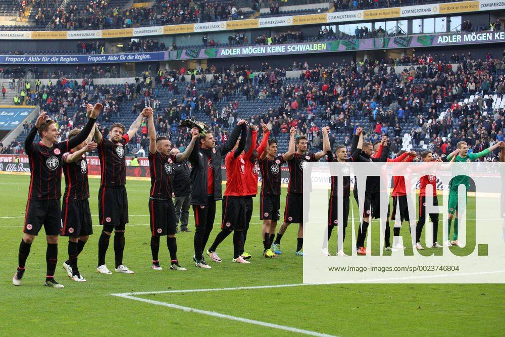 Die Spieler von Eintracht Frankfurt jubeln nach Spielende Fussball 1. Bundesliga, 31. Spieltag, Eintracht Frankfurt (F) - 1. FSV Mainz 05 (MZ) 2:1 , am 24.04.2016 in Frankfurt Deutschland.