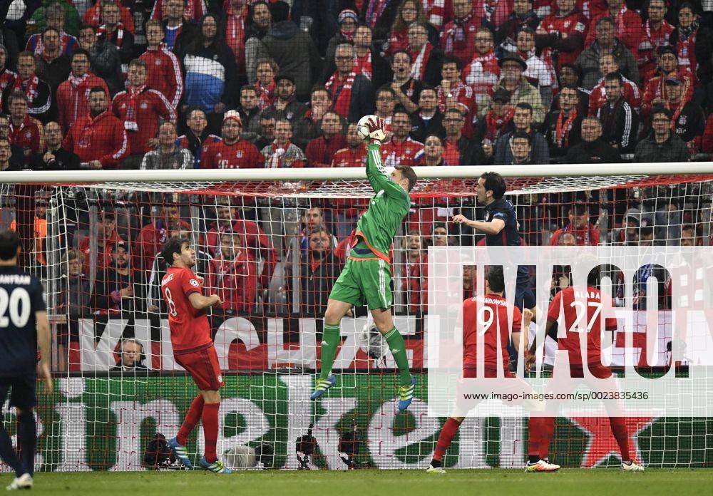 Torwart Manuel Neuer FC Bayern München in Aktion fängt Ball FC Bayern München FCB vs Atletico Madrid UEFA Champions-League CL Halbfinale Rückspiel Saison 2015 2016 München Allianz Arena 03.05.2016 FC Bayern München FCB vs Atletico Madrid