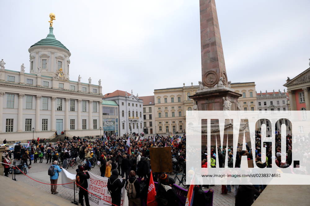 Demonstranten stehen auf dem Alten Markt während einer Fridays for Future Demo für mehr Klimaschutz, Potsdam, 3. März 2023. Globaler Klimastreik: Fridays for Future Demo in Potsdam