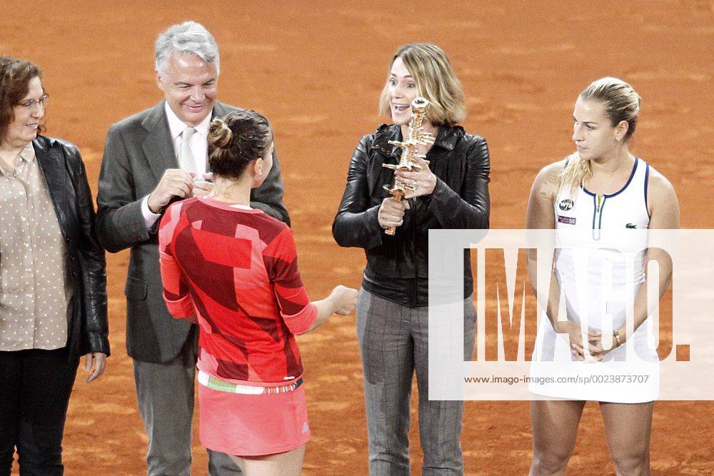 Simona Halep, Roumania, celebrates the victory in the Madrid Open Tennis 2016 Final match with the Nadia Elena Comaneci, former Romanian gymnast in presence of Slovakia s Dominika Cibulkova, Finalist .May, 7, 2016. (20160507241)