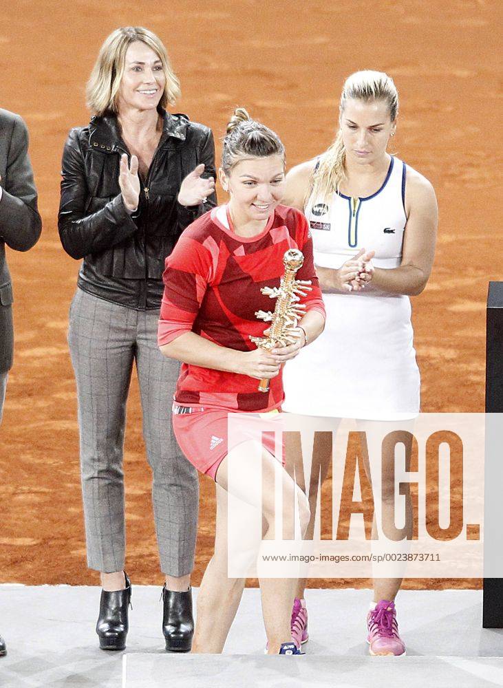 Simona Halep, Roumania, celebrates the victory in the Madrid Open Tennis 2016 Final match with the Nadia Elena Comaneci, former Romanian gymnast in presence of Slovakia s Dominika Cibulkova, Finalist .May, 7, 2016. (20160507250)
