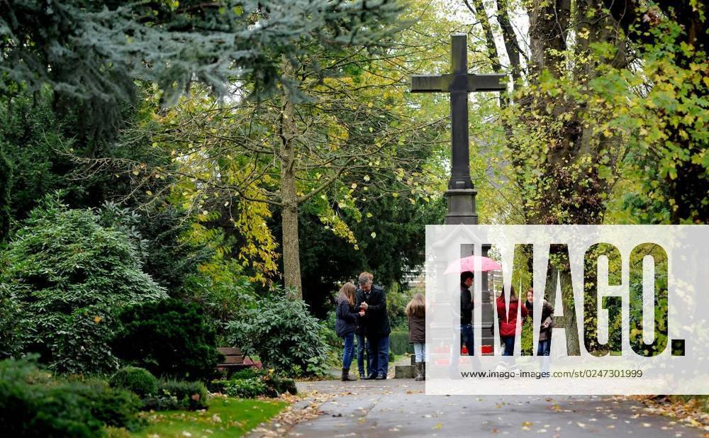 Allerheiligen auf dem Friedhof in Essen Huttrop, an der Herwarthstraße
