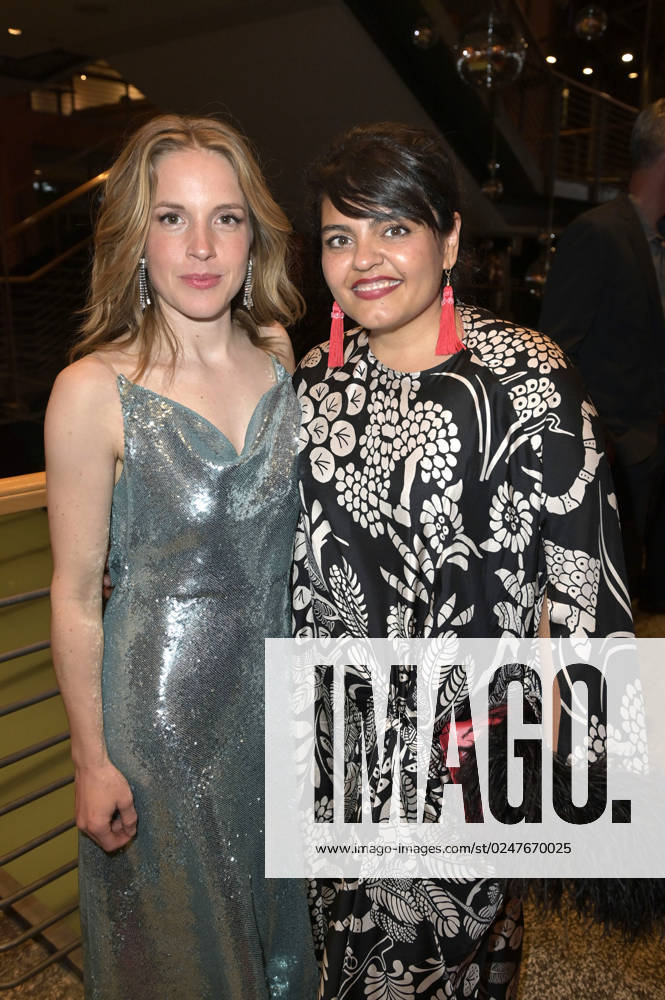 Paula Kalenberg und Sara Fazilat bei der 73. Verleihung des Deutschen Filmpreises 2023 im Theater am Potsdamer Platz. Berlin