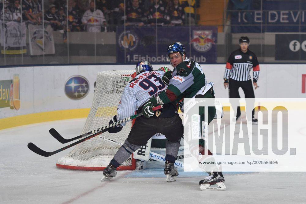 Maximilian Kastner (EHC Red Bull Muenchen), Adrian Grygiel (Augsburger Panther) , v.li. Aktion, EHC Red Bull Muenchen vs Augsburger Panther, 25.09.16