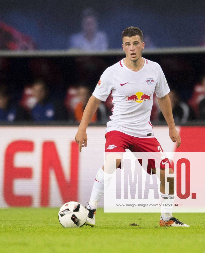 Fußball, 1. Bundesliga, Saison 2016 2017, 6. Spieltag, RB Leipzig - FC Augsburg, Freitag (30.09.2016), Red Bull Arena, Leipzig. Leipzigs Diego Demme am Ball. RM001