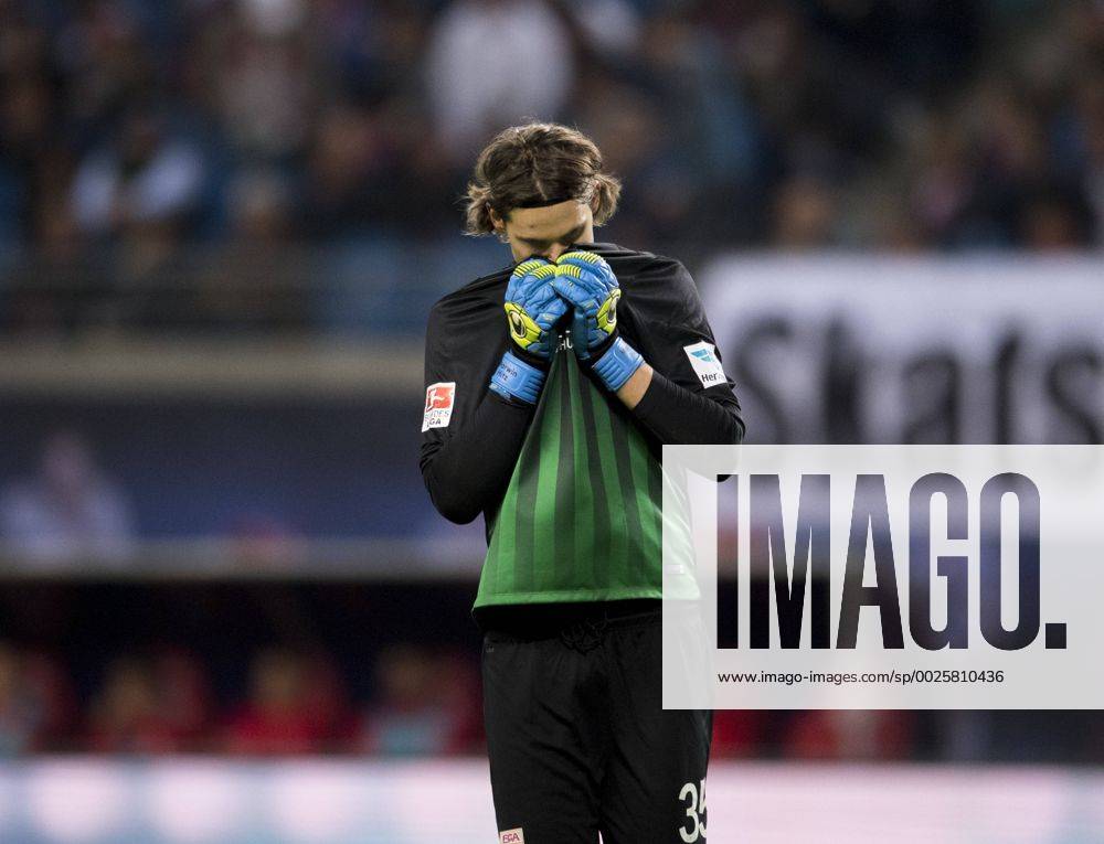 Fußball, 1. Bundesliga, Saison 2016 2017, 6. Spieltag, RB Leipzig - FC Augsburg, Freitag (30.09.2016), Red Bull Arena, Leipzig. Augsburgs Torwart Marwin Hitz. RM001