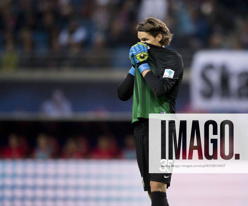 Fußball, 1. Bundesliga, Saison 2016 2017, 6. Spieltag, RB Leipzig - FC Augsburg, Freitag (30.09.2016), Red Bull Arena, Leipzig. Augsburgs Torwart Marwin Hitz. RM001