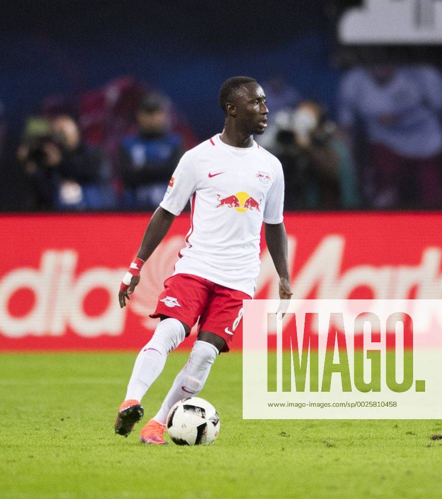 Fußball, 1. Bundesliga, Saison 2016 2017, 6. Spieltag, RB Leipzig - FC Augsburg, Freitag (30.09.2016), Red Bull Arena, Leipzig. Leipzigs Naby Deco Keita am Ball. RM001