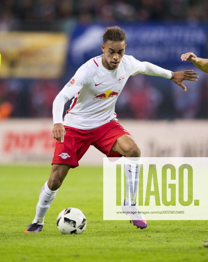 Fußball, 1. Bundesliga, Saison 2016 2017, 6. Spieltag, RB Leipzig - FC Augsburg, Freitag (30.09.2016), Red Bull Arena, Leipzig. Leipzigs Yussuf Poulsen am Ball. RM001
