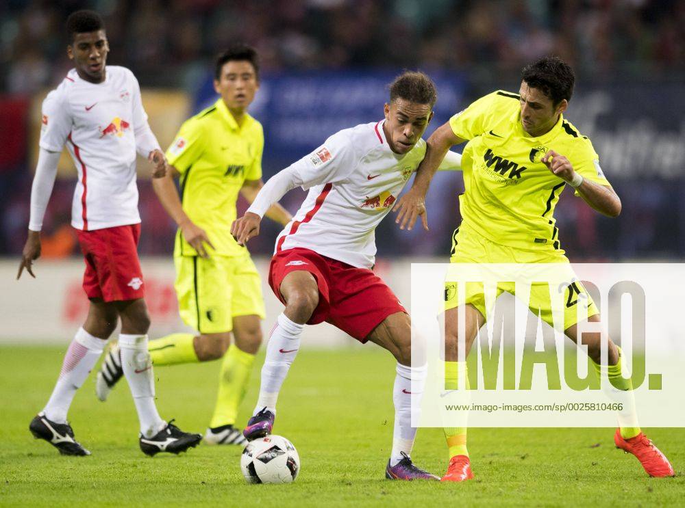 Fußball, 1. Bundesliga, Saison 2016 2017, 6. Spieltag, RB Leipzig - FC Augsburg, Freitag (30.09.2016), Red Bull Arena, Leipzig. Leipzigs Yussuf Poulsen (li.) gegen Augsburgs Gojko Kacar. RM001