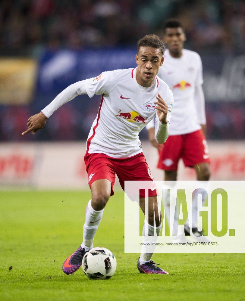 Fußball, 1. Bundesliga, Saison 2016 2017, 6. Spieltag, RB Leipzig - FC Augsburg, Freitag (30.09.2016), Red Bull Arena, Leipzig. Leipzigs Yussuf Poulsen am Ball. RM001