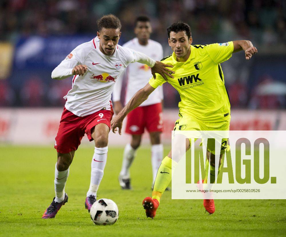 Fußball, 1. Bundesliga, Saison 2016 2017, 6. Spieltag, RB Leipzig - FC Augsburg, Freitag (30.09.2016), Red Bull Arena, Leipzig. Leipzigs Yussuf Poulsen (li.) gegen Augsburgs Gojko Kacar. RM001