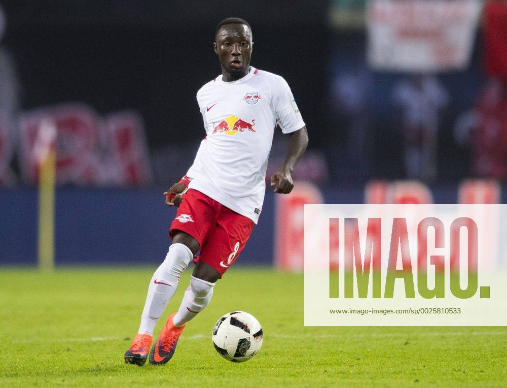 Fußball, 1. Bundesliga, Saison 2016 2017, 6. Spieltag, RB Leipzig - FC Augsburg, Freitag (30.09.2016), Red Bull Arena, Leipzig. Leipzigs Naby Deco Keita am Ball. RM001