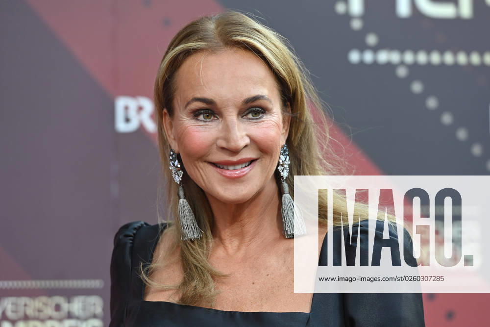 Caroline BEIL (Moderatorin), Einzelbild,angeschnittenes Einzelmotiv,Portraet,Portrait,Porträt. Roter Teppich,Red Carpet,Bayerischer Filmpreis 2023 am 16.06.2023 im Prinzregententheater in Muenchen.