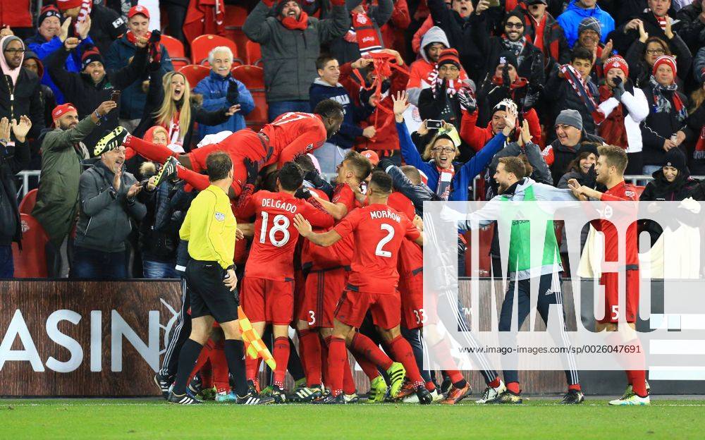 (161031) -- TORONTO, Oct. 31, 2016 -- Players of Toronto FC celebrate scoring during the Eastern Conference Semifinals Leg-1 match of the 2016 Major League Soccer MLS Fussball Herren USA against New York City FC in Toronto, Canada, Oct. 30, 2016. Toronto FC won 2-0. ) (SP)CANADA-TORONTO-SOCCER-MLS-PLAYOFFS-TORONTO FC VS NEW YORK CITY FC ZouxZheng