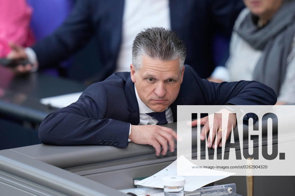 Deutscher Bundestag, 116. Plenarsitzung Thorsten Frei (CDU) lehnt sich gelassen ueber die Bruestung des Bundestag Praesidum bei der 116. Sitzung des Deutschen Bundestag in Berlin, 07.07.2023 Berlin Berlin Deutschland