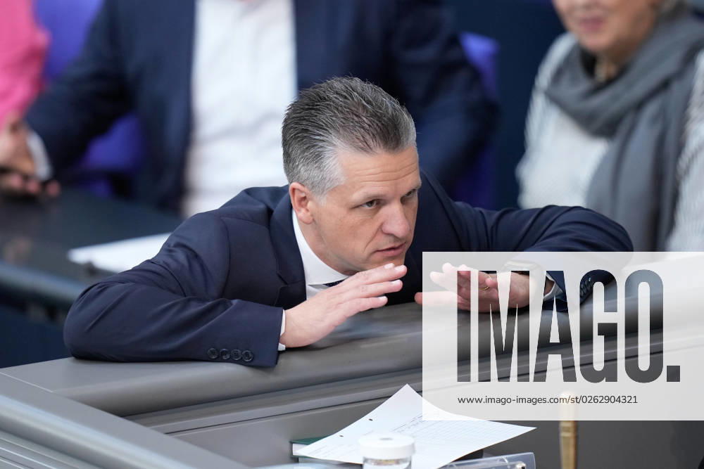 Deutscher Bundestag, 116. Plenarsitzung Thorsten Frei (CDU) lehnt sich gelassen ueber die Bruestung des Bundestag Praesidum bei der 116. Sitzung des Deutschen Bundestag in Berlin, 07.07.2023 Berlin Berlin Deutschland
