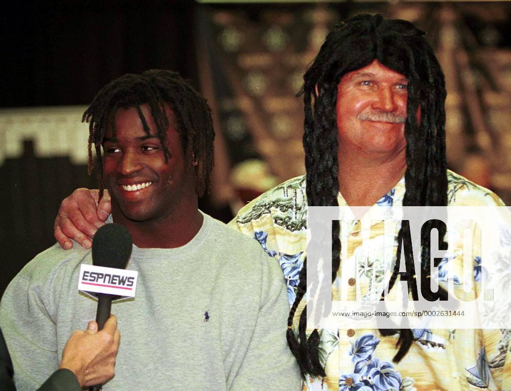 Head Coach Mike Ditka (New Orleans Saints) mit Dreadlock Perücke bei der Pressekonferenz zur Bekanntgabe des Engagements von Ricky Williams bei den Saints - (NOP99041803) American Football Herren NFL 1999 Gruppe New Orleans Harmonie, Freude, Komik, American Football Herren NFL 1999 Gruppe New Orleans Harmonie, Freude, Komik,