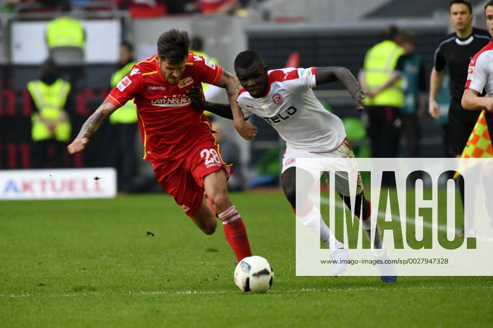 Fußball 2. Liga 28. Spieltag Fortuna Düsseldorf - 1. FC Union Berlin am 09.04.2017 in der Esprit-Arena in Düsseldorf Christopher Trimmel (Union Berlin 28), gegen Ihlas Bebou (Duesseldorf 37), WD