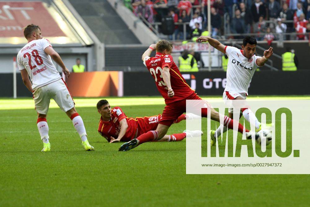 Fußball 2. Liga 28. Spieltag Fortuna Düsseldorf - 1. FC Union Berlin am 09.04.2017 in der Esprit-Arena in Düsseldorf Felix Kroos (Union Berlin 23), gegen Özkan Oezkan Yildirim (Duesseldorf 9), WD