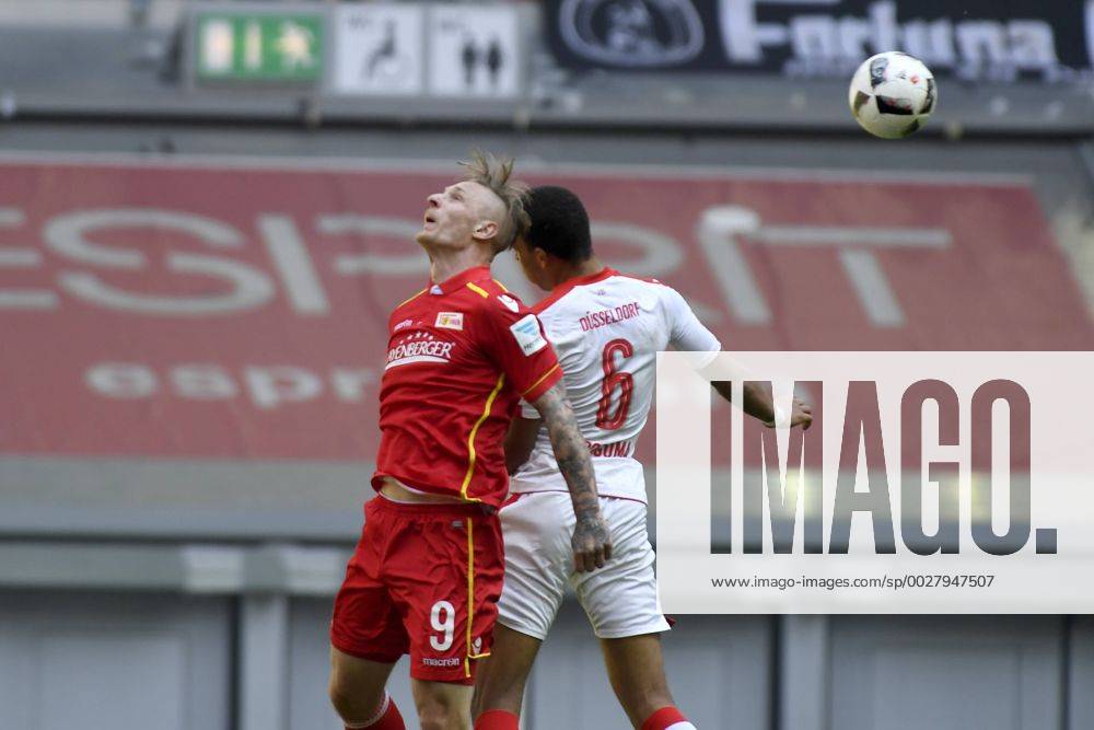 Fußball 2. Liga 28. Spieltag Fortuna Düsseldorf - 1. FC Union Berlin am 09.04.2017 in der Esprit-Arena in Düsseldorf Kopfballduell zwischen Sebastian Polter (Union Berlin 9), und Kevin Akpoguma (Duesseldorf 6), WD