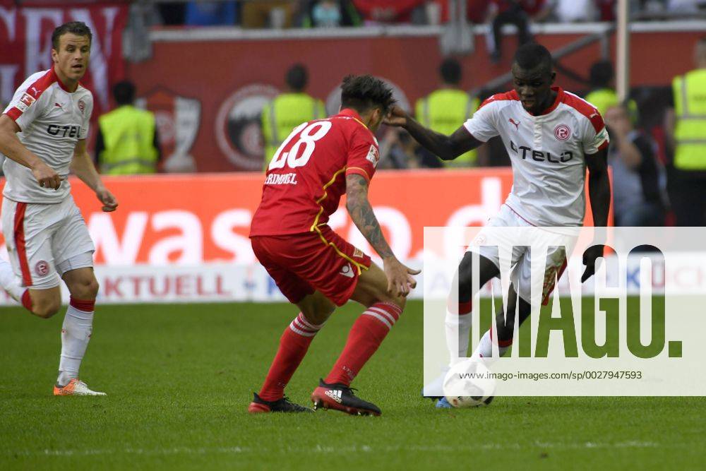 Fußball 2. Liga 28. Spieltag Fortuna Düsseldorf - 1. FC Union Berlin am 09.04.2017 in der Esprit-Arena in Düsseldorf Christopher Trimmel (Union Berlin 28), gegen Ihlas Bebou (Duesseldorf 37), WD