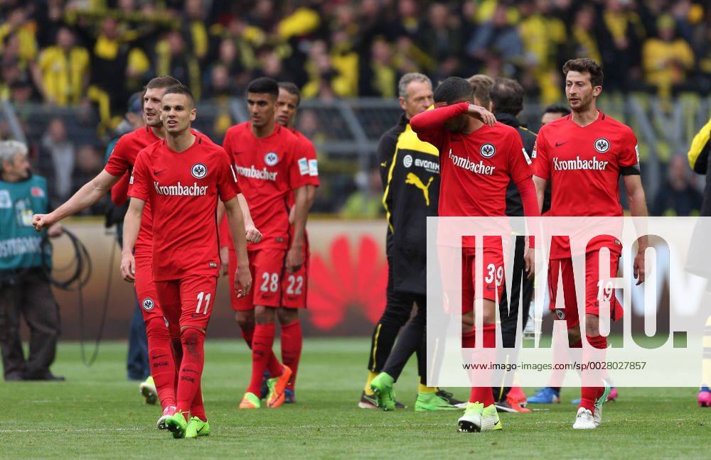 Die Spieler von Eintracht Frankfurt gehen nach dem Spiel enttaeuscht auf dem Feld beim Spiel Borussia Dortmund vs. Eintracht Frankfurt, Fussball, 1. Bundesliga, 15.04.2017 Dortmund