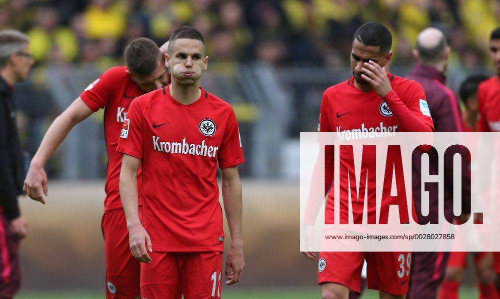 Die Spieler von Eintracht Frankfurt gehen nach dem Spiel enttaeuscht ueber das Feld, Mijat Gacinovic (Frankfurt) blaest die Backen auf beim Spiel Borussia Dortmund vs. Eintracht Frankfurt, Fussball, 1. Bundesliga, 15.04.2017 Dortmund