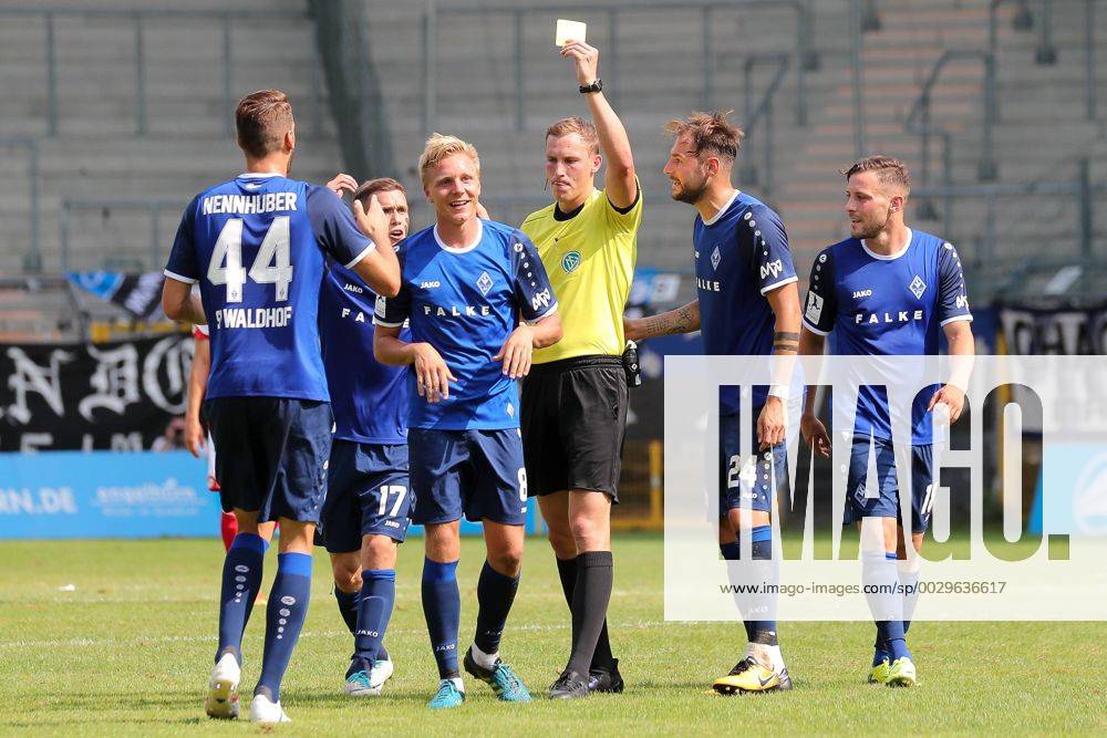 Martin Petersen (Schiedsrichter) zeigt Dorian Diring (SVW, 8, Mitte) die Gelbe Karte, Verwarnung, yellow card, Fussball, Regionalliga Südwest, SV Waldhof Mannheim - 1. FSV Mainz 05 II,
