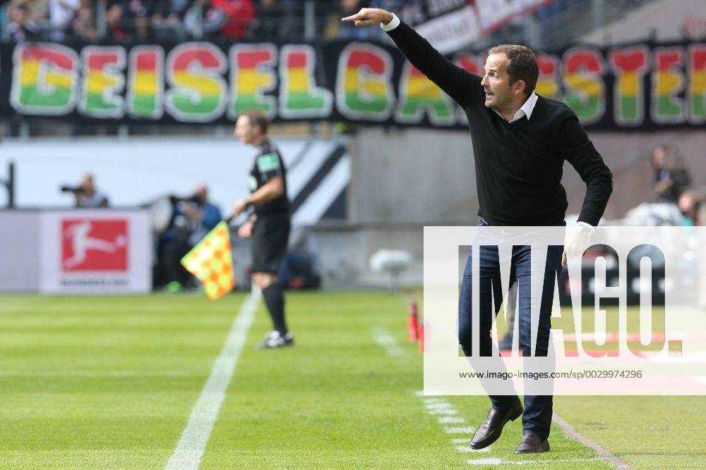 Trainer Manuel Baum (FC Augsburg) gestikulierend an der Aussenlinie in der Coachingzone , Eintracht Frankfurt - FC Augsburg, 1. Bundesliga, Saison 2017 2018, Frankfurt am Main