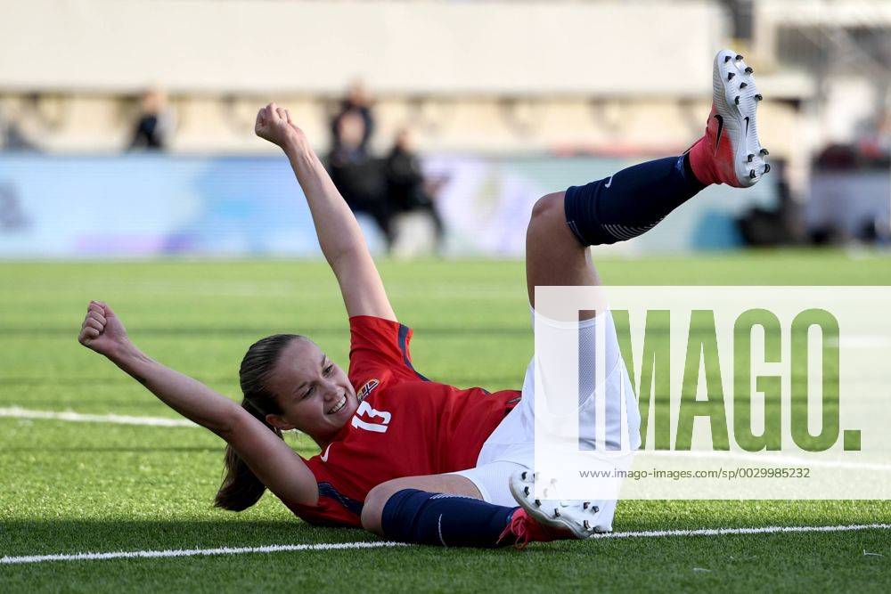 Guro Reiten of Norway celebrates after scoring 3-0 during the FIFA Women s World Cup Qualifier match between Norway and Slovakia on September 19, 2017 in Sarpsborg. Photo: Fredrik Varfjell BILDBYRAN kod FV 150013