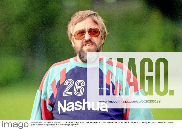 Hans-Dieter Schmidt Trainer bei Hannover 96 - hier im Training am 03.10.1990.