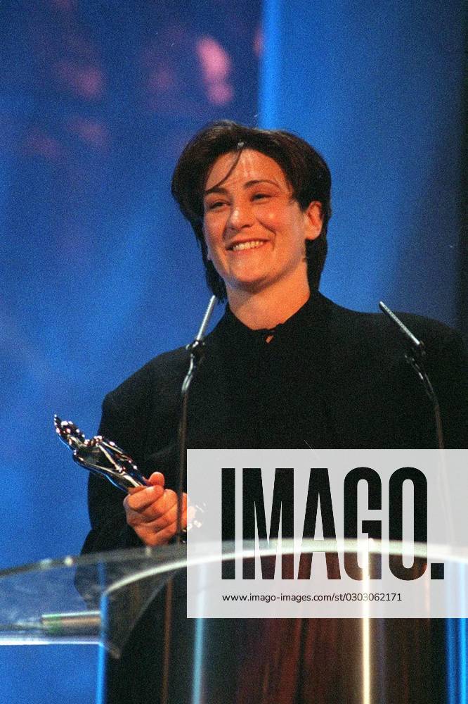 K.d. lang Canadian Singer. Seen with her Brit award for Best International Female Solo Artist. COMPULSORY CREDIT: UPPA Photoshot Photo UIW 009081 A-11 20.02.1995 k.d. lang Canadian Singer. Seen with her Brit award for Best International Female Solo Artist. COMPULSORY CREDIT: Starstock Photoshot Photo UIW 009081 A-11 20.02.1995, Credit:Photoshot Avalon United Kingdom