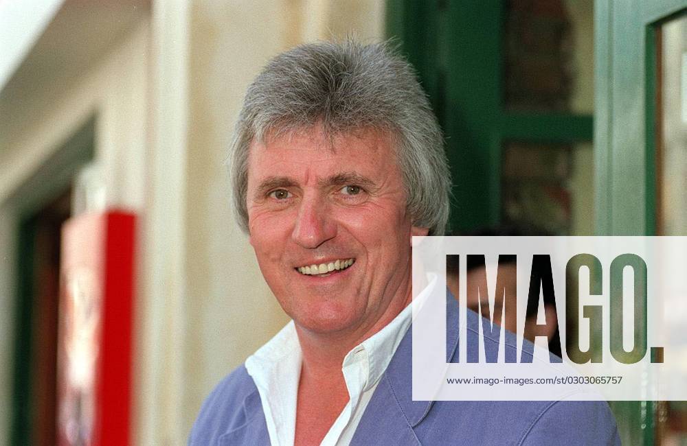 BRUCE WELCH British Lead Guitarist, (Born Newcastle) COMPULSORY CREDIT: UPPA Photoshot Photo UKWT 007967 B-21a 28.06.1994 BRUCE WELCH British Lead Guitarist, (Born Newcastle) COMPULSORY CREDIT: Starstock Photoshot Photo UKWT 007967 B-21a 28.06.1994, Credit:Photoshot Avalon United Kingdom