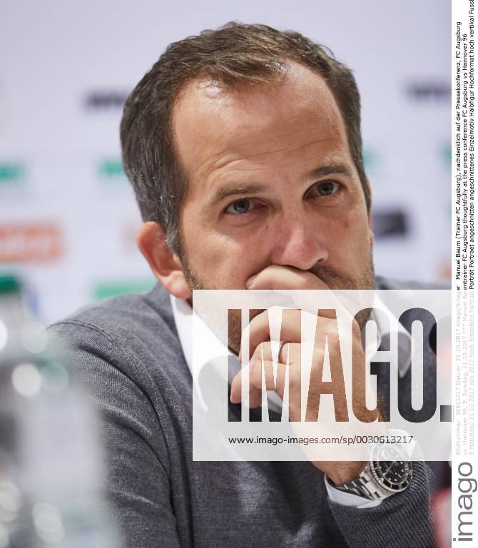 Manuel Baum (Trainer FC Augsburg), nachdenklich auf der Pressekonferenz, FC Augsburg vs. Hannover 96, 9. Spieltag