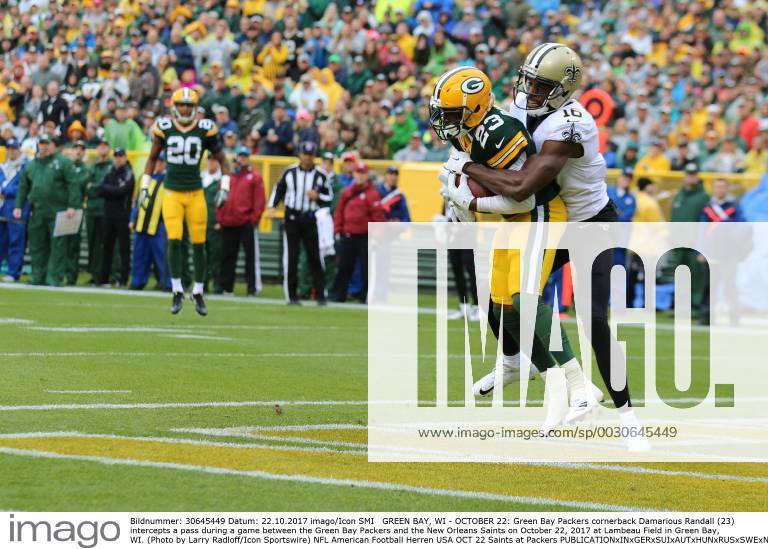 GREEN BAY, WI - OCTOBER 22: Green Bay Packers cornerback Damarious Randall (23) intercepts a pass during a game between the Green Bay Packers and the New Orleans Saints on October 22, 2017 at Lambeau Field in Green Bay, WI. (Photo by Larry Radloff Icon Sportswire) NFL American Football Herren USA OCT 22 Saints at Packers Icon1710221211