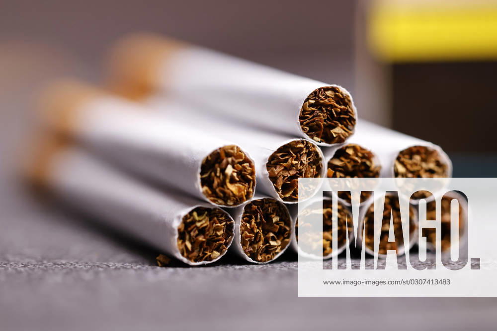 Zigaretten der Marke Pueblo liegen auf einem Tisch. Pueblo ist eine traditionelle Mischung aus amerikanischen Virginia-Tabaken, die unter natürlichen Bedingungen auch von Indianern angebaut werden. (Themenbild, Symbolbild) Köln, 07.10.2023 NRW Deutschland